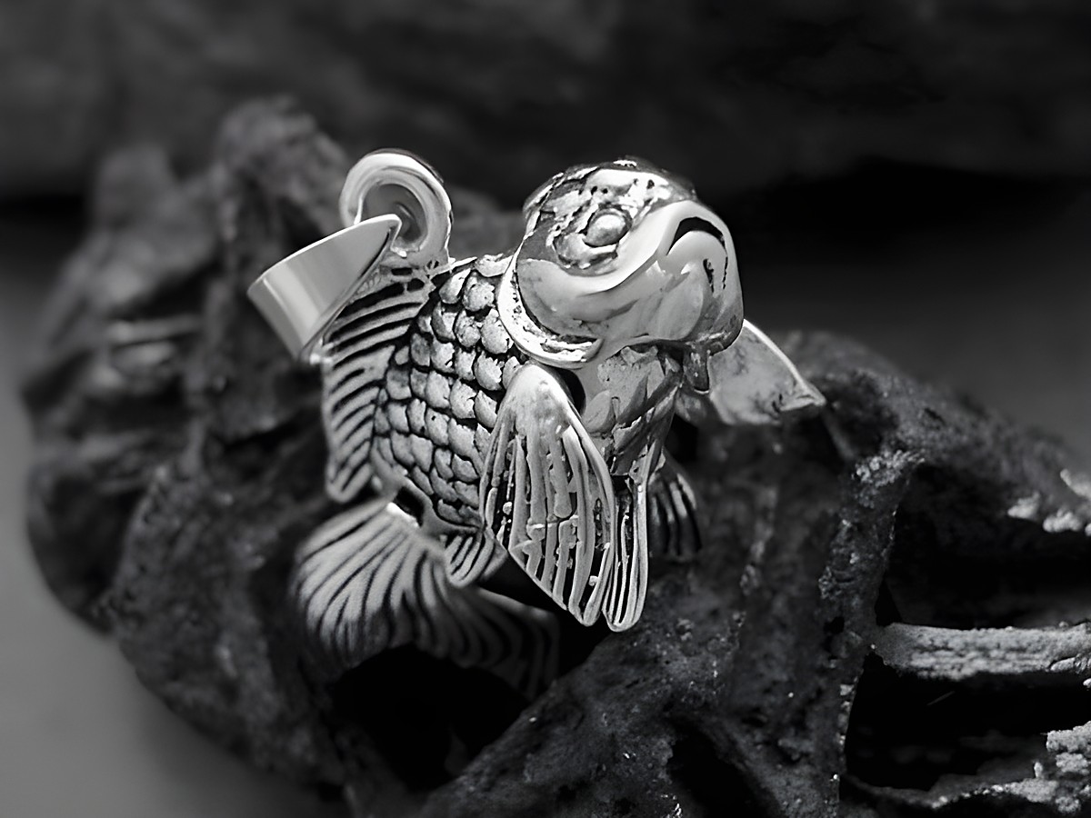 Koi Karpfen Anhänger aus Sterling Silber mit beweglichem Kopf, Flossen und Schwanz, fein detailliert, auf schwarzem Untergrund präsentiert, ideal für Tierliebhaber und Schmuckenthusiasten. – Ansicht 2