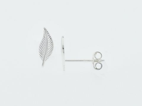 Silber Ohrringe in Form einer Feder, fein und elegant, als Steckversion ohne Stein, hergestellt von Juwelier Harnisch, zeitloses Design für jeden Anlass.