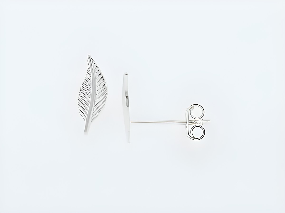 Silber Ohrringe in Form einer Feder, fein und elegant, als Steckversion ohne Stein, hergestellt von Juwelier Harnisch, zeitloses Design für jeden Anlass.