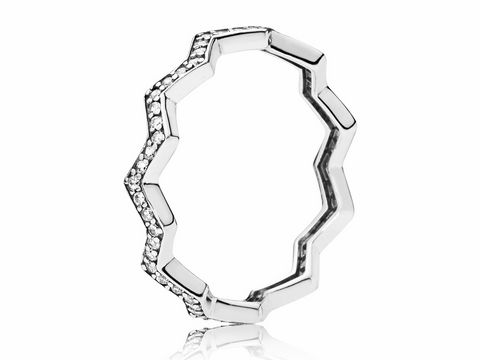 Zick-Zack-Silberring aus hochwertigem Silber von Pandora, verziert mit funkelnden Zirkonia. Größe 50, modernes und elegantes Design für jeden Anlass.