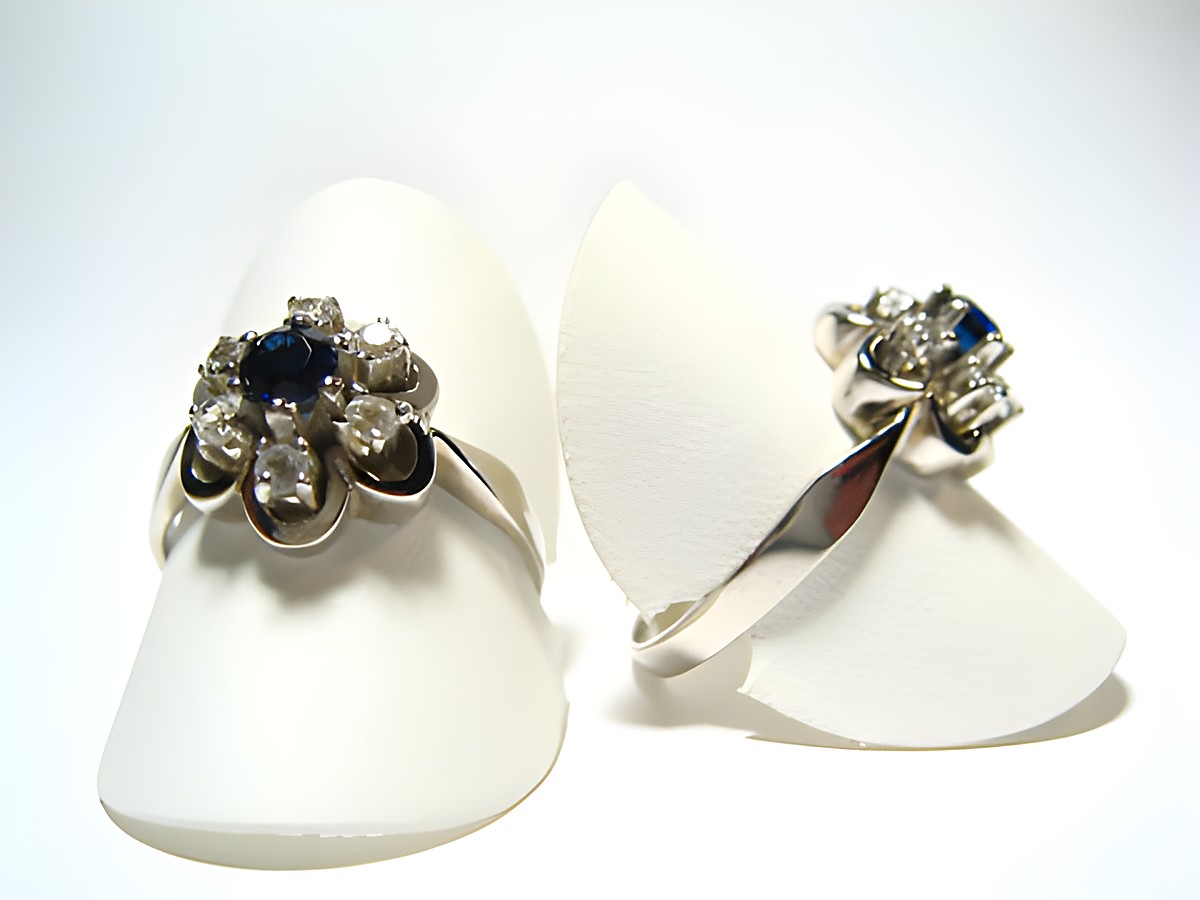 Silber Ring rhodiniert mit weißen und blauen Steinen, Hersteller Juwelier Harnisch, Ringe verstellbar, elegant und zeitlos, perfekt für besondere Anlässe oder als Schmuckstück im Alltag.
