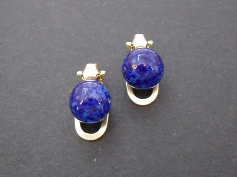 71821-0 Ohrclip in zeitlosem Design mit blauem, synthetischem Lapis und goldfarbener Fassung, Hersteller Juwelier Harnisch, ideal als stilvolles Accessoire.