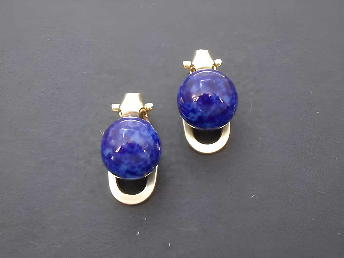 Ohrclip in zeitlosem Design mit blauem, synthetischem Lapis und goldfarbener Fassung, Hersteller Juwelier Harnisch, ideal als stilvolles Accessoire.