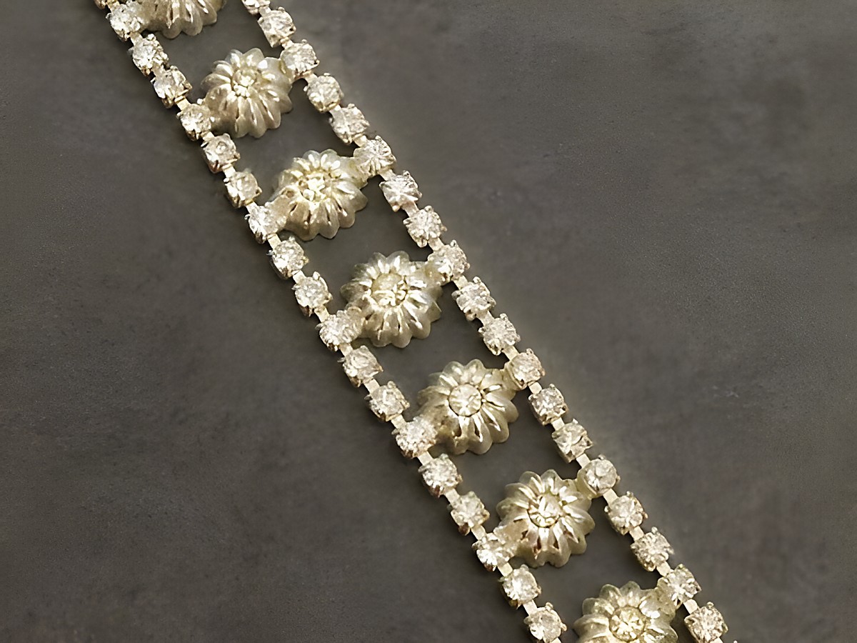 Strass Armband in aufregendem Design, weiß mit silberfarbenen Elementen, 19 cm lang, Hersteller Juwelier Harnisch, ideal für stilvolle Anlässe.