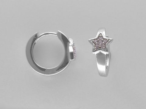 Silberne Creolen mit einem Durchmesser von 1,4 cm, verziert mit einem Stern aus Sterling Silber und rosa Zirkonia, Maße des Sterns 6,2 x 2 mm. Hersteller Juwelier Harnisch.