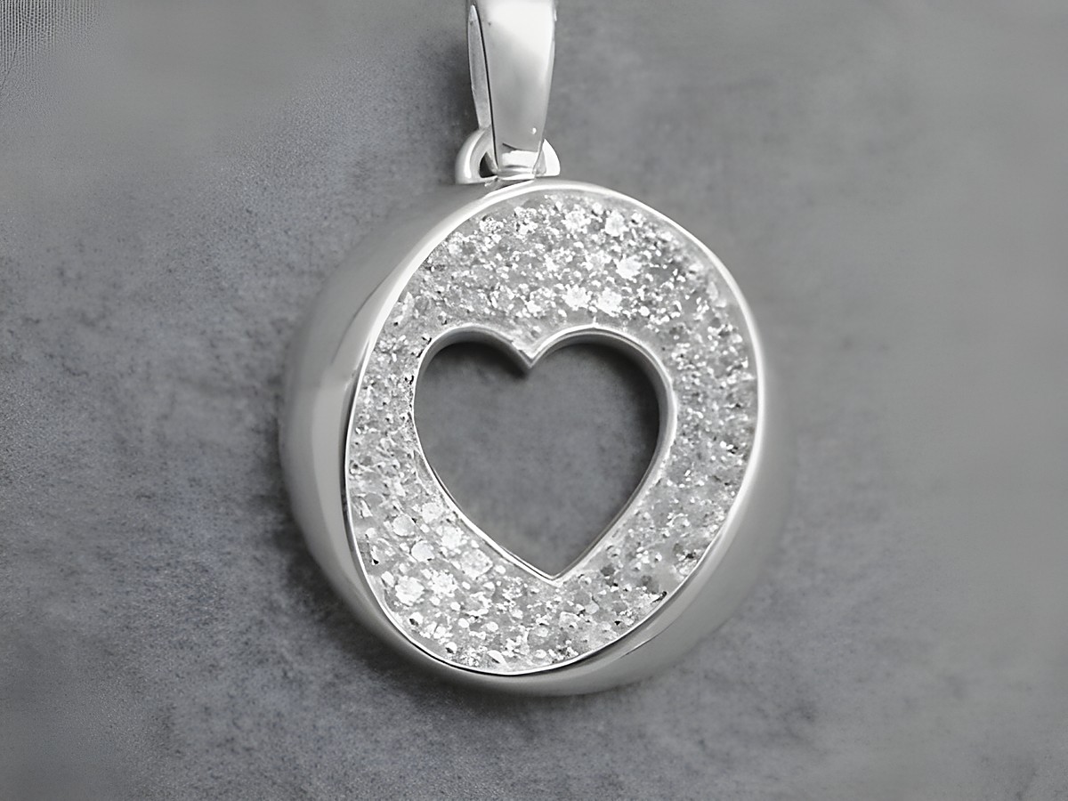 Silber Anhänger oval mit Herz aus Zirkonia in weiß romantisch, Hersteller Juwelier Harnisch, Perlen & Steine.