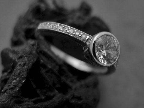 Klassisch Ring Gr. 52 aus Sterling Silber rhodiniert mit Zirkonia, Hersteller Juwelier Harnisch, elegantes Design mit funkelndem Stein, ideal für besondere Anlässe.