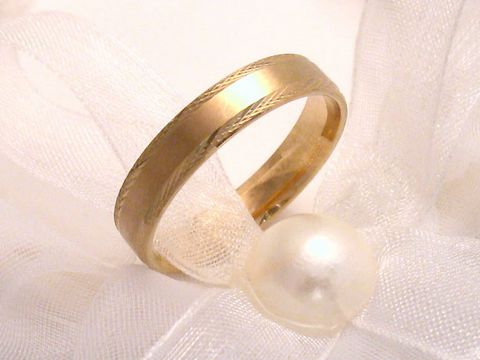 Trauring Ehering ENDLESS aus Gold 333 in Größe 55,5/17,6, Hersteller Juwelier Harnisch, elegant auf einem weißen Tuch mit einer Perle arrangiert, bis Größe 56/17,8 erhältlich.