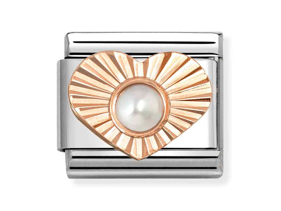 Ein klassischer Charm von Pandora in Roségold mit einem herzförmigen Design und einer zentralen Perle. Der Charm hat eine strukturierte Oberfläche und ist neu in der Kollektion.