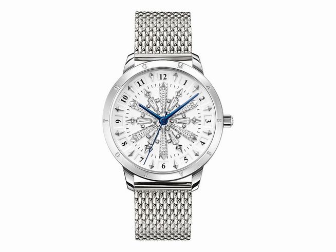 Thomas Sabo Damenuhr WA0391-201-202-33 mit einem silbernen Mesh-Armband und Ziffernblatt in Weiß, das eine Schneeflocken-Optik zeigt und blaue Zeiger hat.