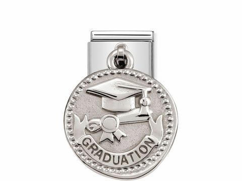 433180419-0 Ein silberner Charm mit einer Medaille, die einen Abschlusshut und das Wort Graduation zeigt, aus der Kollektion Classic Silver Shine Wishes von Nomination.