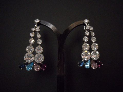 Ohrclip in weiß-bunt originell mit silberfarbenem Strass des Herstellers Juwelier Harnisch, funkelnde Ohrclips mit ansprechendem Design, ideal für besondere Anlässe.