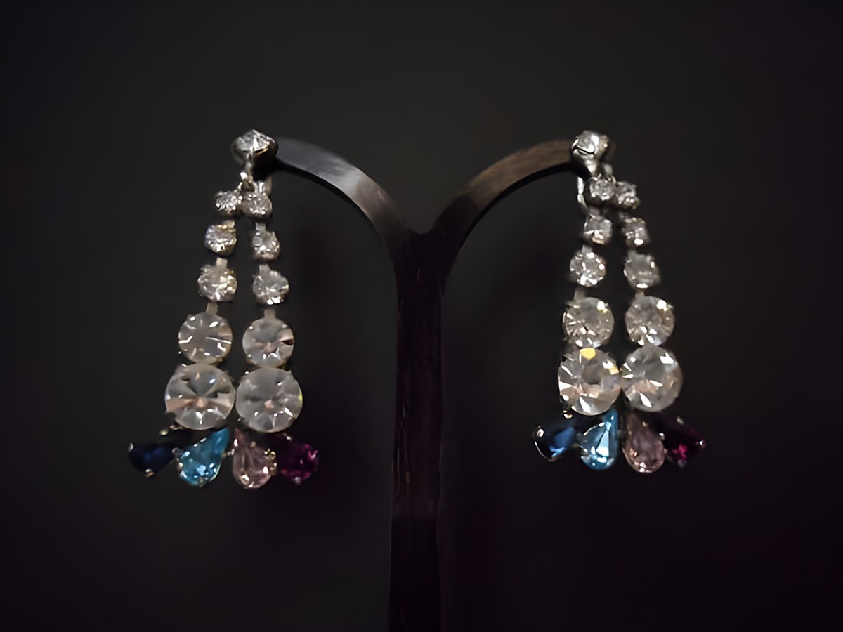 Ohrclip in weiß-bunt originell mit silberfarbenem Strass des Herstellers Juwelier Harnisch, funkelnde Ohrclips mit ansprechendem Design, ideal für besondere Anlässe.