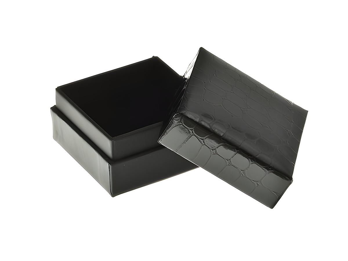 Geschenkschachtel viereckig im schwarzen Kroko-Look von Juwelier Harnisch, eignet sich ideal zur Aufbewahrung oder Präsentation von Schmuckstücken.