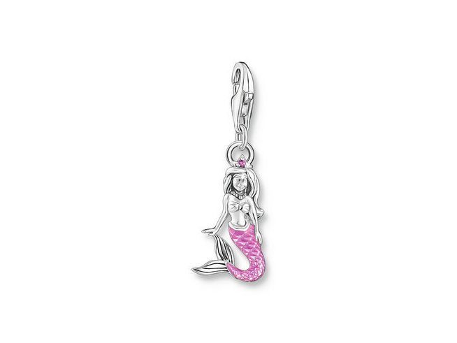 Charm-Anhänger in Silber mit einer kleinen Meerjungfrau, verziert mit pinker Emaille und synthetischem Korund. Farbenfroh und detailreich gestaltet, ideal für individuelle Schmuckstücke.