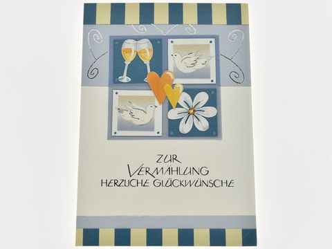 Hochzeitskarte mit Sektgläsern, Tauben, einer Blüte und Herzen, entworfen von Juwelier Harnisch, für herzliche Glückwünsche zur Vermählung.