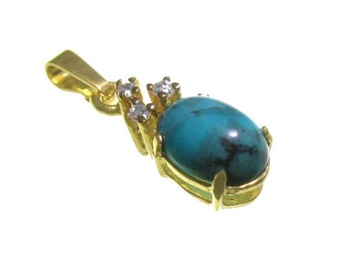 Goldanhänger mit einem türkisen Edelstein und kleinen Diamanten, perfekt verarbeitet in Gelbgold, Durchmesser 15 mm, gefertigt vom Juwelier Harnisch.
