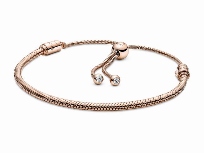 Ein elegantes Schlangen-Gliederarmband von Pandora in Roségold Vergoldung mit Zirkonia. Es hat einen praktischen Schiebeverschluss und misst 28 cm. Perfekt für stilvolle Akzente.