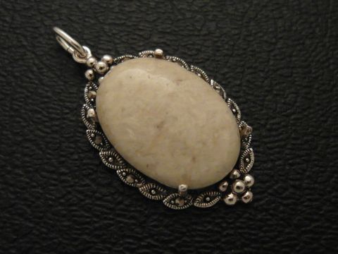 Cabochon Riverstone Silber Medaillon Anhänger von Juwelier Harnisch mit ovalem Cabochonstein, elegant eingerahmt von filigranem Silberdesign, ideal für Anhängerketten.