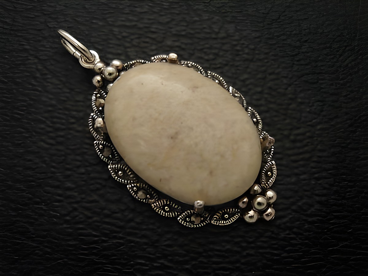 Cabochon Riverstone Silber Medaillon Anhänger von Juwelier Harnisch mit ovalem Cabochonstein, elegant eingerahmt von filigranem Silberdesign, ideal für Anhängerketten.