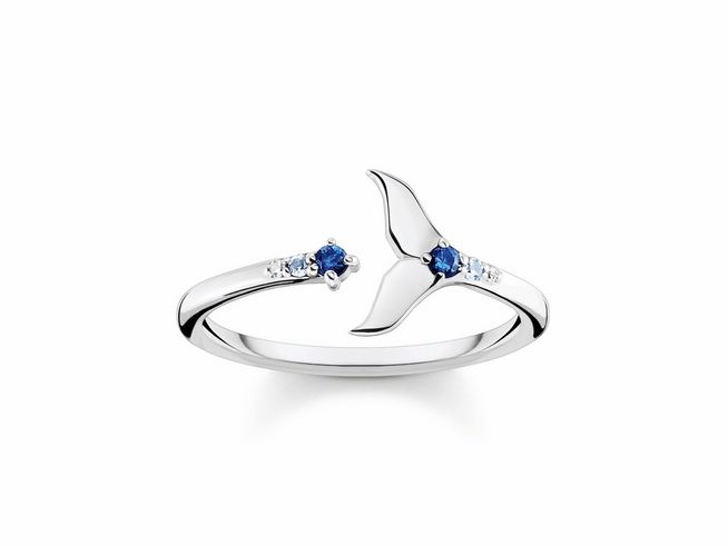 Der Ring aus Sterling Silber zeigt eine stilisierte Delfinflosse und ist mit synthetischem Spinell sowie Zirkonia verziert. Größe 52, Hersteller Thomas Sabo.