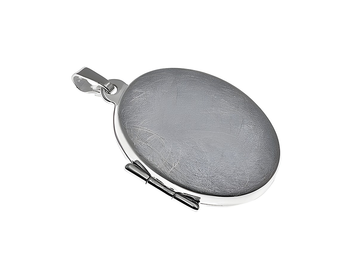 Medaillon aus eismatt Sterling Silber in ovaler Form, elegant und zeitlos, ideal für persönliche Erinnerungen oder als Schmuckstück. Hersteller: Juwelier Harnisch.
