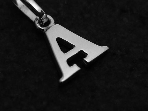 Buchstaben Anhänger A aus Weißgold 585 von Juwelier Harnisch, elegantes Design, ideal als persönliches Schmuckstück oder Geschenk. Hochwertige Verarbeitung und ansprechender Glanz.