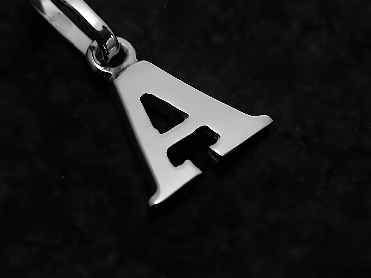 Buchstaben Anhänger A aus Weißgold 585 von Juwelier Harnisch, elegantes Design, ideal als persönliches Schmuckstück oder Geschenk. Hochwertige Verarbeitung und ansprechender Glanz.