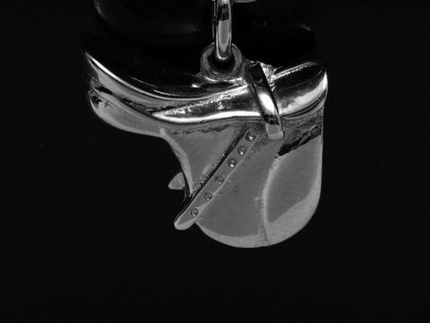 Reitsattel rhodiniert aus Silberanhänger 18 mm, hergestellt von Juwelier Harnisch, perfekt für Tierliebhaber und Schmuckenthusiasten.