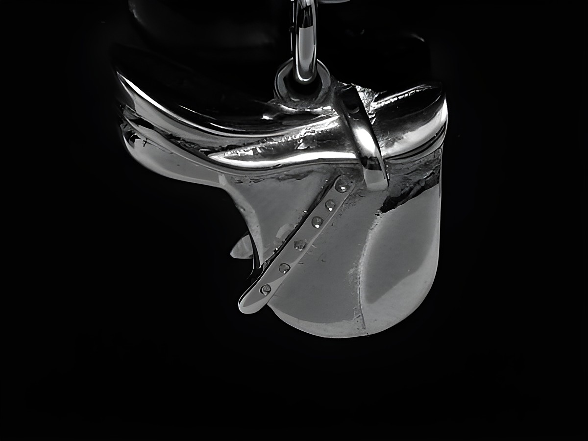 Reitsattel rhodiniert aus Silberanhänger 18 mm, hergestellt von Juwelier Harnisch, perfekt für Tierliebhaber und Schmuckenthusiasten.