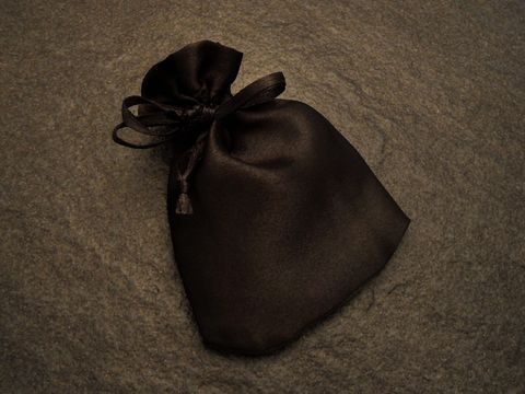 Geschenksäckchen schwarz aus synthetischem Satin mit einer Größe von 10 cm, ideal für Geschenkverpackungen und Schmuckpräsentationen, Hersteller Juwelier Harnisch.