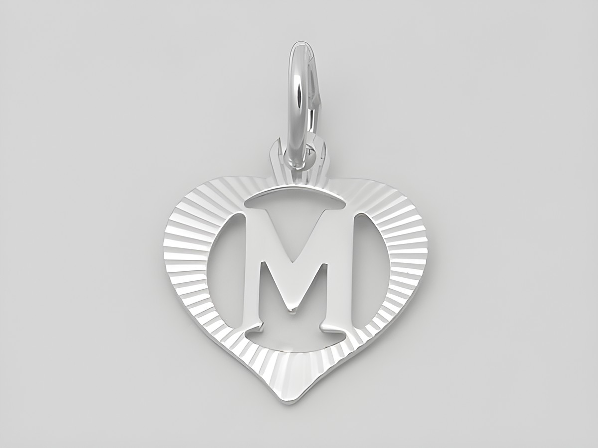 Herzförmiger Silberanhänger aus 925 Silber mit diamantiertem Buchstaben M, hergestellt von Juwelier Harnisch, ideal als persönliches Geschenk oder Schmuckstück.