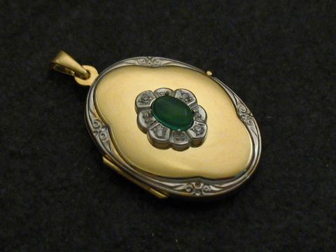 Achat grün Medaillon Cabochon Gold 333 bicolor von Juwelier Harnisch, mit filigraner Umrandung und glitzernden Details, elegant und zeitlos gestaltet. Ideal für stilbewusste Schmuckliebhaber.