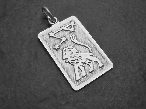 Sternzeichen Anhänger aus rhodiniertem Sterling Silber im Rechteck-Design mit einem stylisierten Löwen und Sternen, hergestellt von Juwelier Harnisch.
