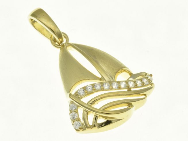 Ein stilvolles Segelschiff aus gelbgold vergoldetem Sterling Silber, verziert mit funkelnden Zirkonia, hergestellt von Juwelier Harnisch, ideal für maritime und seefahrtbegeisterte Schmuckliebhaber.
