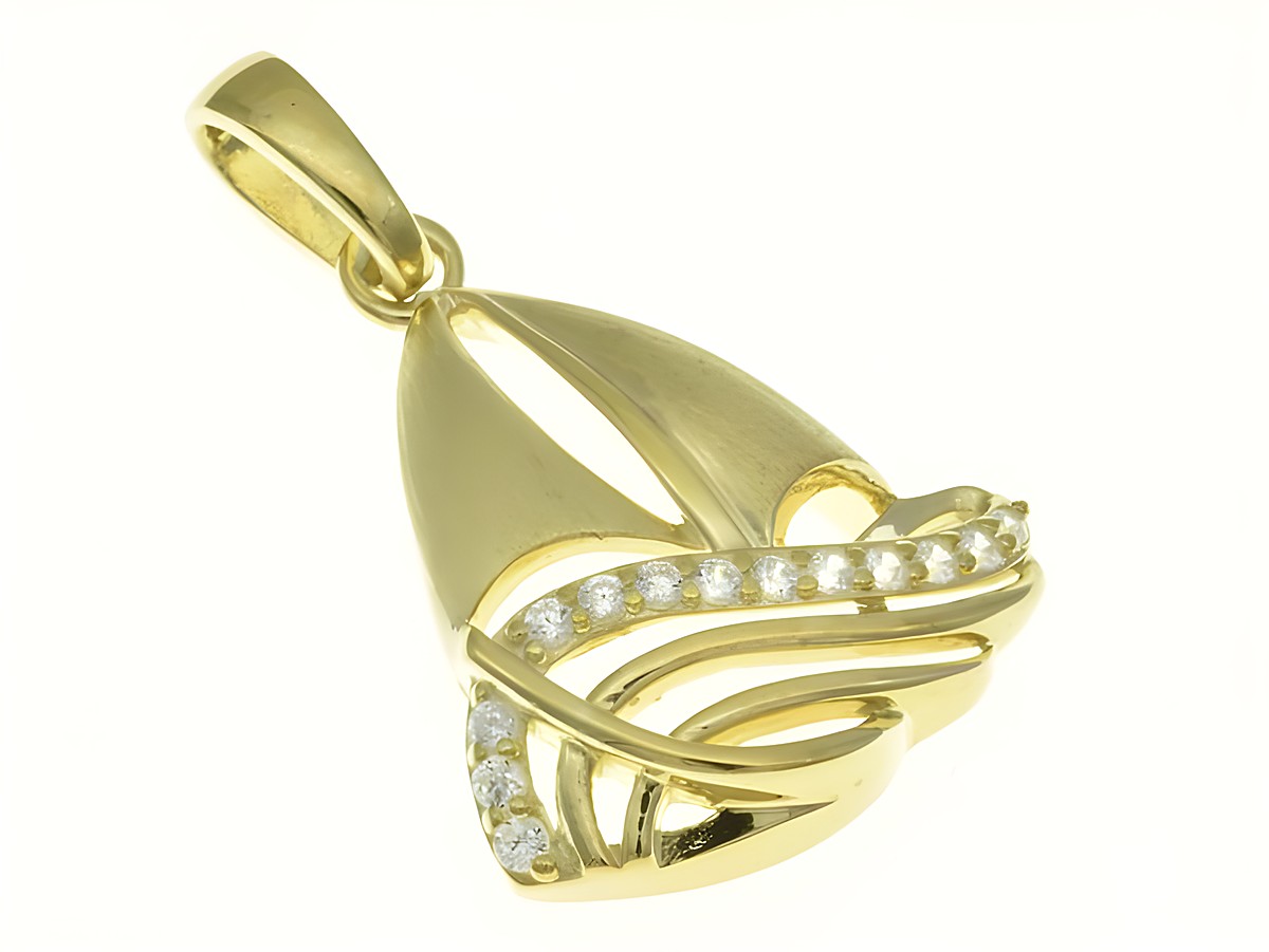 Ein stilvolles Segelschiff aus gelbgold vergoldetem Sterling Silber, verziert mit funkelnden Zirkonia, hergestellt von Juwelier Harnisch, ideal für maritime und seefahrtbegeisterte Schmuckliebhaber.