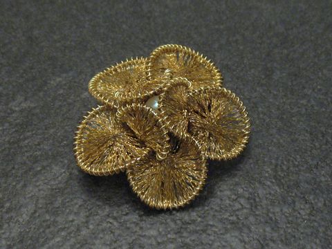 Filigrane City Brosche Handarbeit 35x35 mm in Blumenform aus goldfarbenem Draht mit dezenten Details, verziert mit einer Perle, Hersteller Juwelier Harnisch, idealer Modeschmuck.