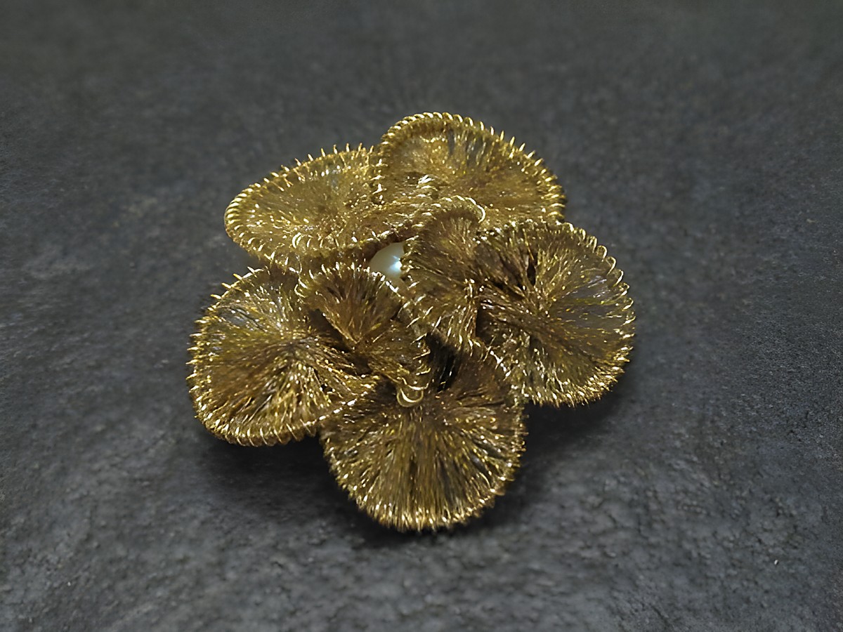 Filigrane City Brosche Handarbeit 35x35 mm in Blumenform aus goldfarbenem Draht mit dezenten Details, verziert mit einer Perle, Hersteller Juwelier Harnisch, idealer Modeschmuck.