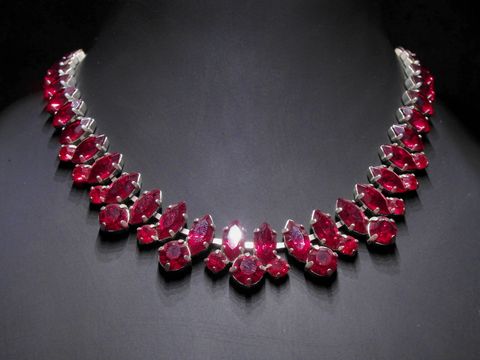 Strass Kette in aufregendem Design aus rubinrotem Strassschmuck mit silberfarbener Fassung, Länge 38-42 cm, hergestellt von Juwelier Harnisch.
