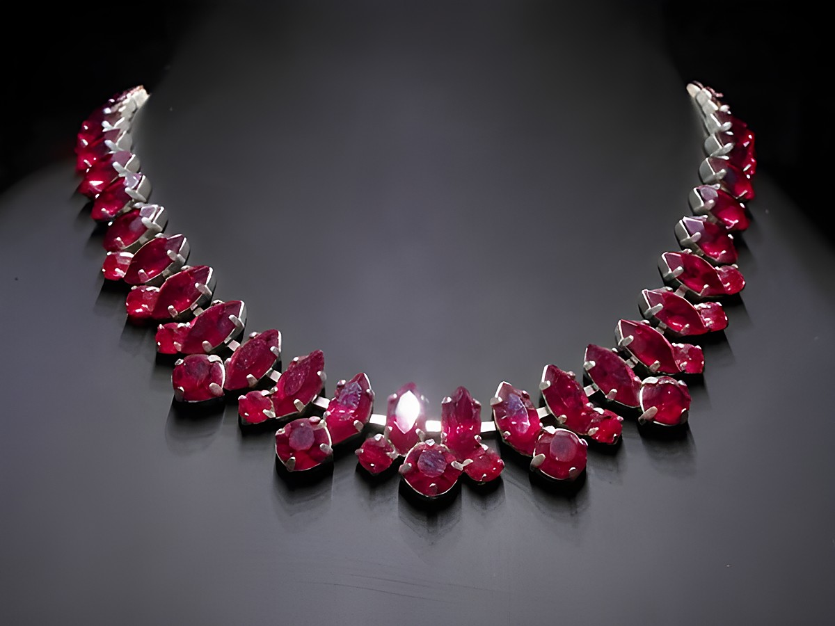 Strass Kette in aufregendem Design aus rubinrotem Strassschmuck mit silberfarbener Fassung, Länge 38-42 cm, hergestellt von Juwelier Harnisch.