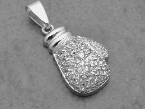 Silber Anhänger in Form eines Boxhandschuhs, sportlich gestaltet und mit weißen Kristallen verziert, hergestellt von Juwelier Harnisch, ideal für Sportliebhaber.