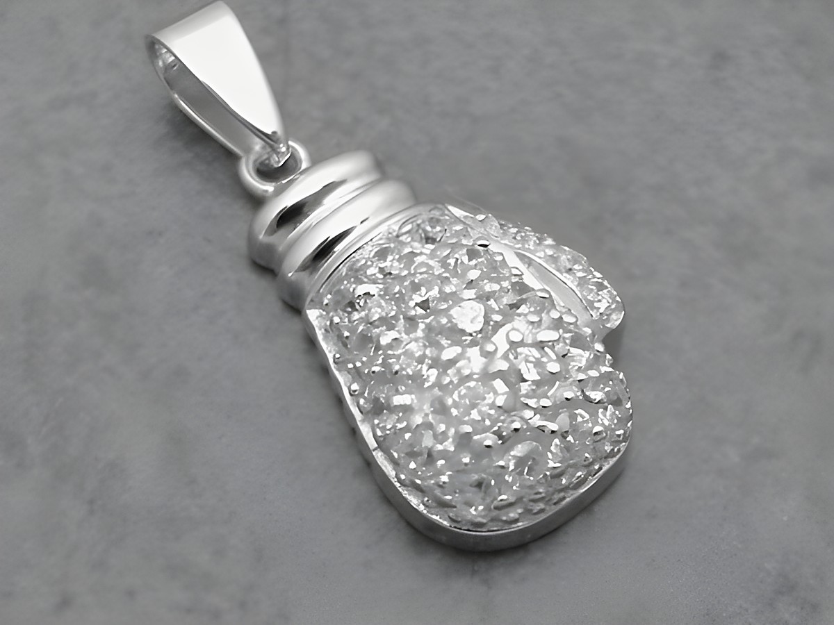 Silber Anhänger in Form eines Boxhandschuhs, sportlich gestaltet und mit weißen Kristallen verziert, hergestellt von Juwelier Harnisch, ideal für Sportliebhaber.