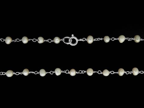Perlenkette mit 4,1 mm Zuchtperlen in Silber mit Federringverschluss, Gesamtlänge 39 cm, Hersteller Juwelier Harnisch, elegante Schmuckstück für besondere Anlässe.