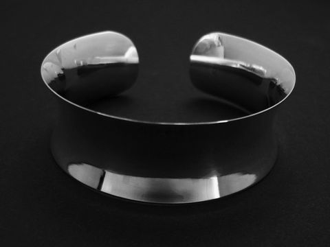 Silber Armreifen gewölbt 18 cm ausdrucksstark von Juwelier Harnisch, glänzende Oberfläche und modernem Design, ideal für stilvolle Akzente.