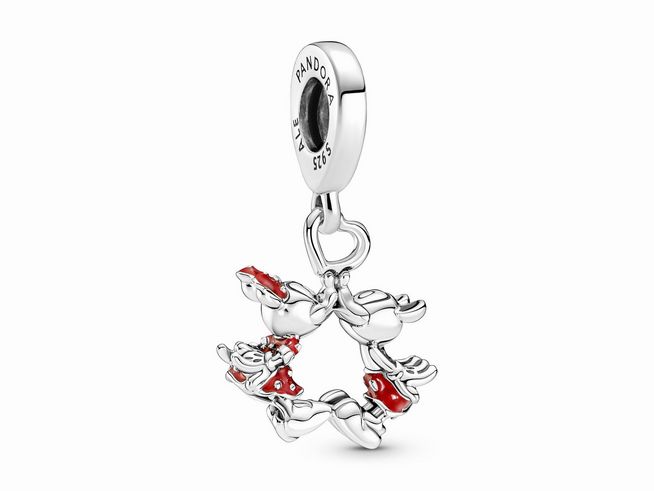 Charm von Pandora mit Mickey Mouse und Minnie Mouse, die sich küssen. Aus Silber mit roten Emaille-Details. Ideal für Disney-Fans und als Geschenk.