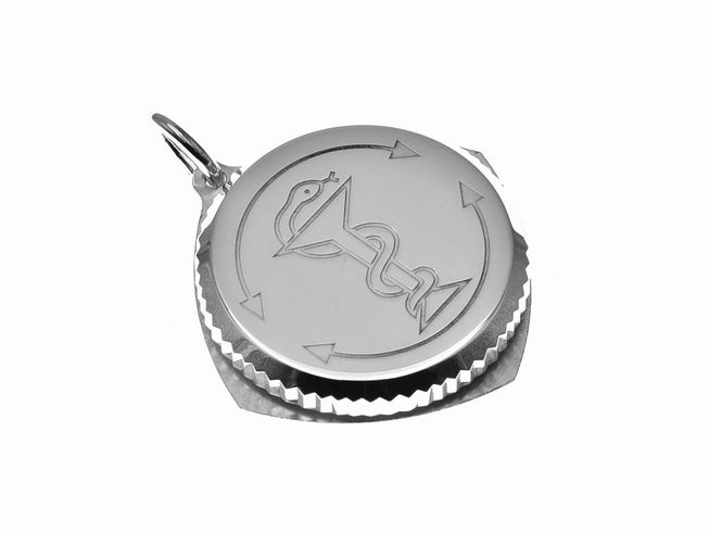 Silbernes SOS Kapsel Medaillon mit einem Durchmesser von 21mm, graviert mit einem medizinischen Symbol und Pfeilen. Ideal für Notfälle, Hersteller Juwelier Harnisch.