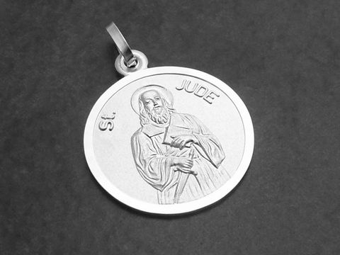 Ein Sterling Silber Anhänger mit dem Abbild des Apostel Judas Thaddäus, umgeben von dem Schriftzug St. Jude, hergestellt von Juwelier Harnisch, ideal als Schutzpatron.
