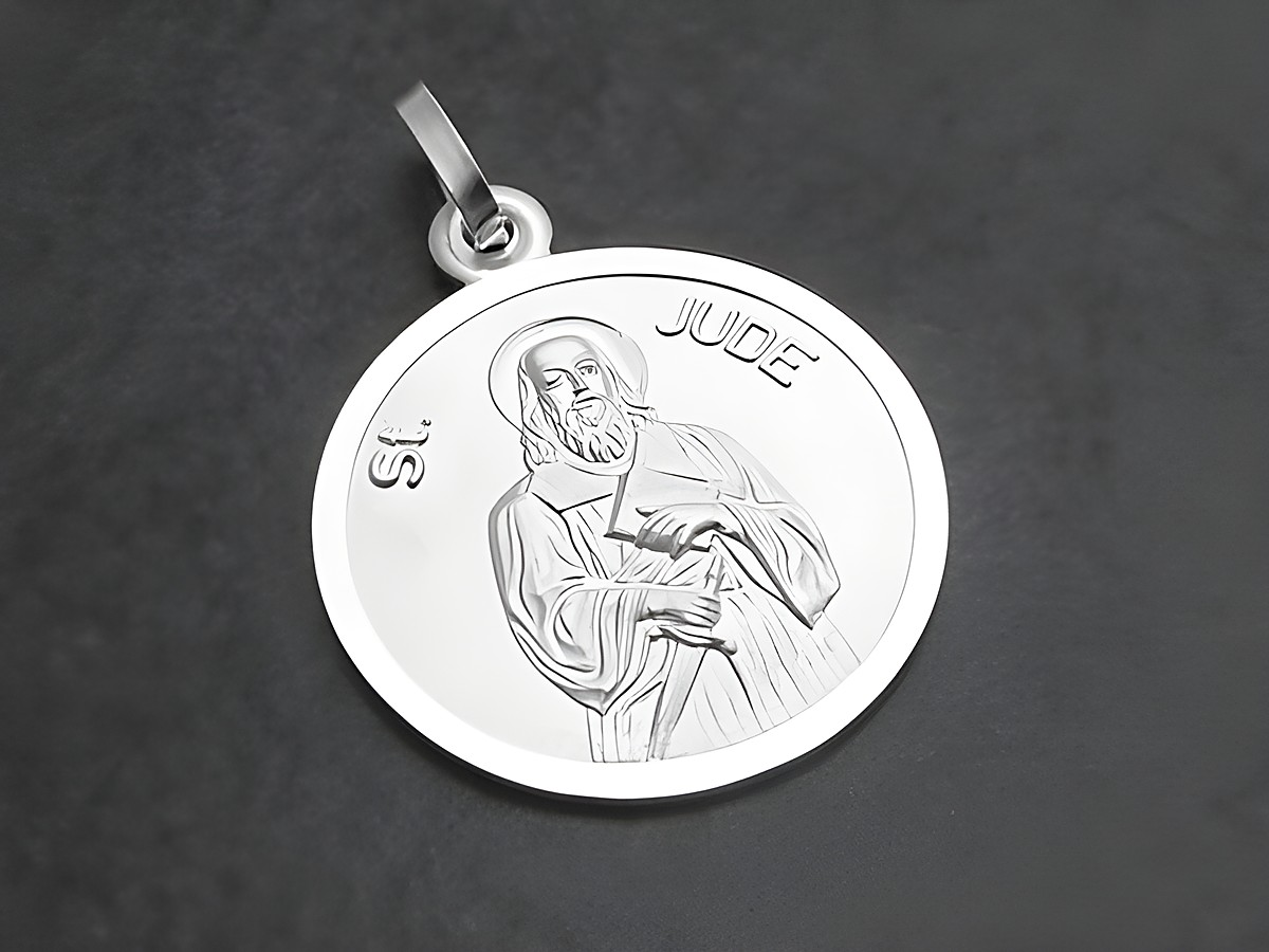 Ein Sterling Silber Anhänger mit dem Abbild des Apostel Judas Thaddäus, umgeben von dem Schriftzug St. Jude, hergestellt von Juwelier Harnisch, ideal als Schutzpatron.