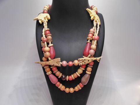 Buntes Holz Schmuck in Form einer mehrsträngigen Holzkette mit Safaritäieren, 47 mm große Elemente und 70 cm lang, von Juwelier Harnisch. Ideal für kreative Outfits.