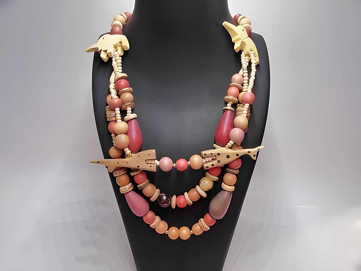 Buntes Holz Schmuck in Form einer mehrsträngigen Holzkette mit Safaritäieren, 47 mm große Elemente und 70 cm lang, von Juwelier Harnisch. Ideal für kreative Outfits.
